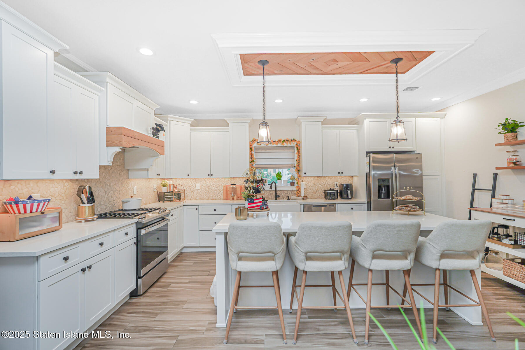 239 Vernon Avenue Staten Island, NY 10309 - Photo 25 of 67 a kitchen with cabinets and chairs