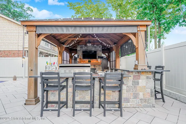 $1,749,999 | 239 Vernon Avenue | Woodrow