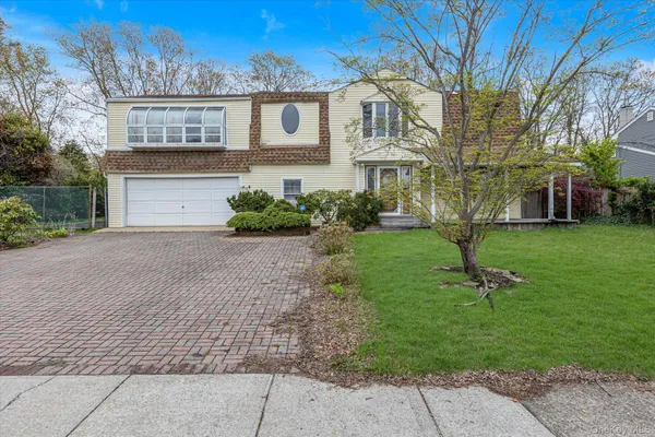 $699,000 | 99 Wexford Drive, Oakdale, NY 11769