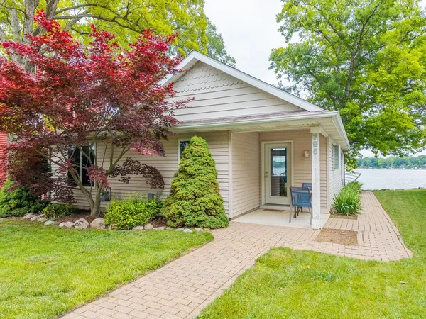 $550,000 | 795 Ln 280 Hamilton Lake, Hamilton, IN 46742