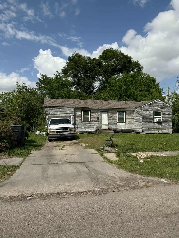 6306 London Street Houston, TX 77021 - Photo 5 of 9 a front view of house with yard and green space