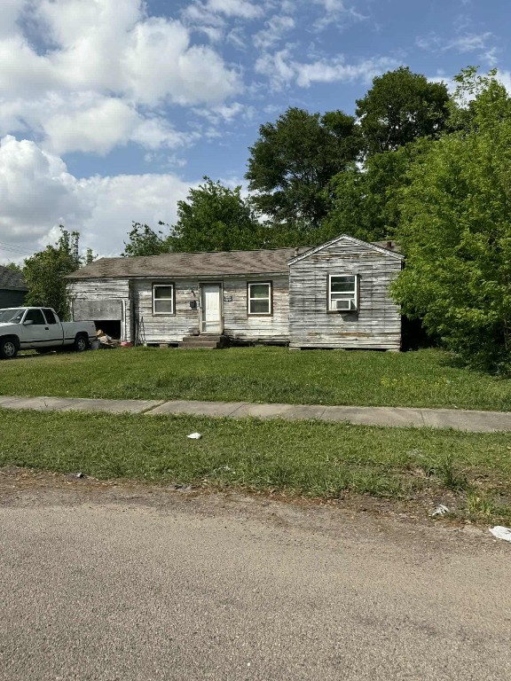 6306 London Street Houston, TX 77021 - Photo 7 of 9 a front view of a house with a garden