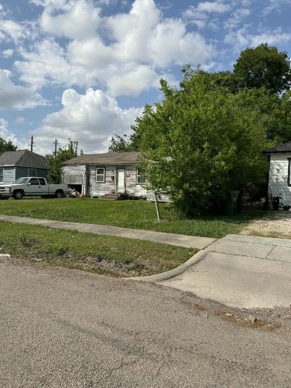 6306 London Street Houston, TX 77021 - Photo 9 of 9 a view of a playground with basketball court