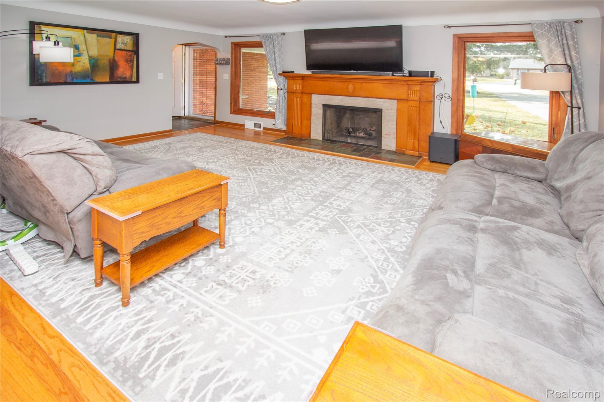 21645 Thorofare Road Grosse Ile, MI 48138 - Photo 3 of 28 Thorofare_03.jpg