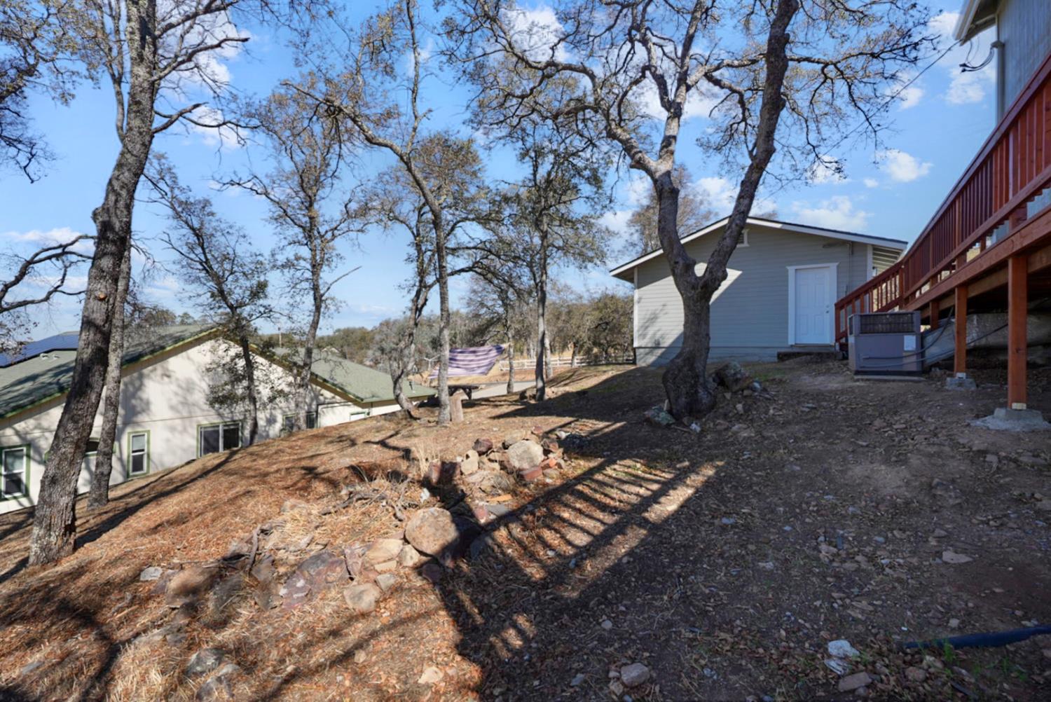 2324 Quail Hill Road Copperopolis, CA 95228 - Photo 32 of 37 a backyard of a house with lots of green space