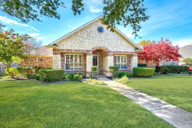 a view of a house with a yard