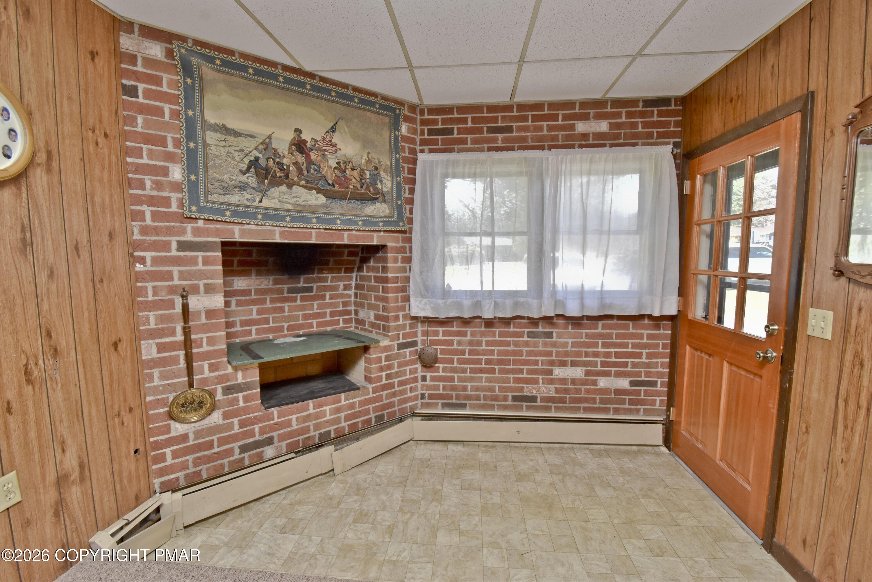 301 Norton Road Stroudsburg, PA 18360 - Photo 13 of 54 4 Family Room (4)