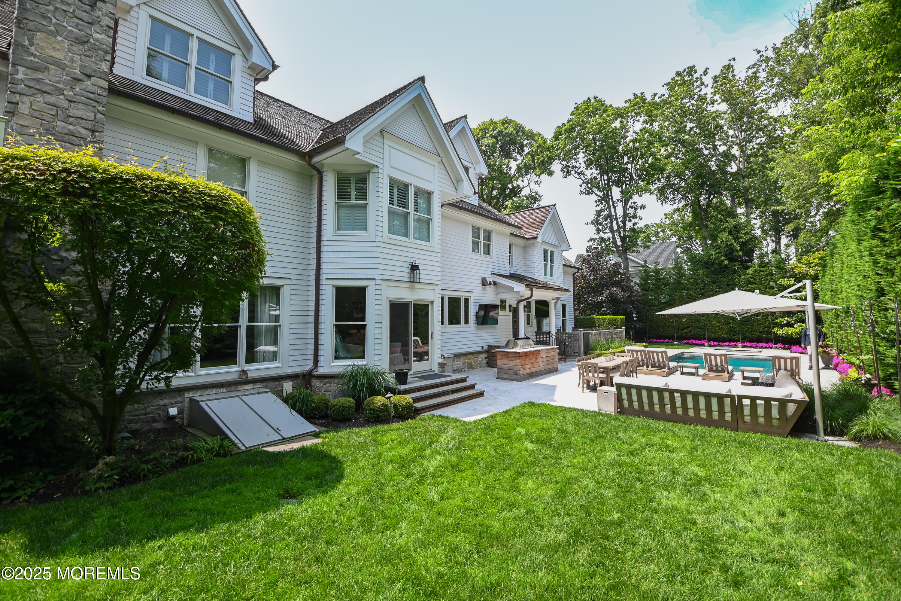 11 Red Oak Drive Spring Lake, NJ 07762 - Photo 6 of 17 a front view of a house with a garden