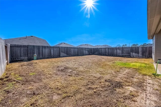 a view of a backyard