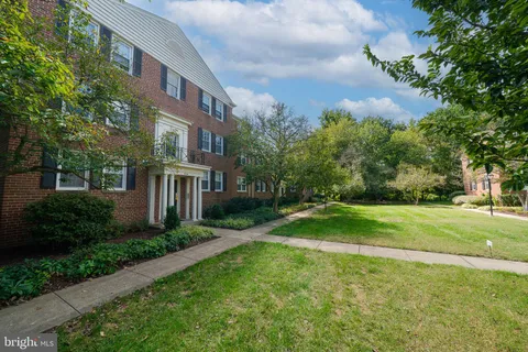 $345,000 | 6725 West Wakefield Drive, Unit B1, Alexandria, VA 22307