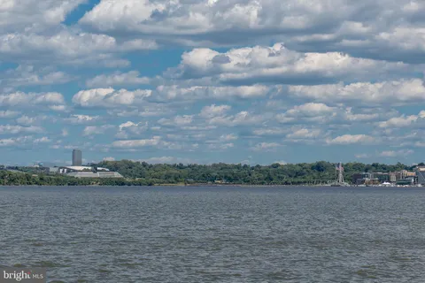 $345,000 | 6725 West Wakefield Drive, Unit B1, Alexandria, VA 22307