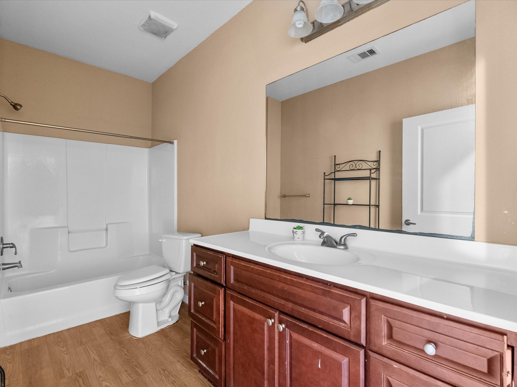 2105 Howell Avenue La Marque, TX 77568 - Photo 14 of 19 Hallway bathroom