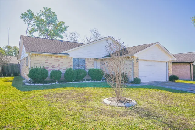 a front view of a house with a yard bathtub and garage