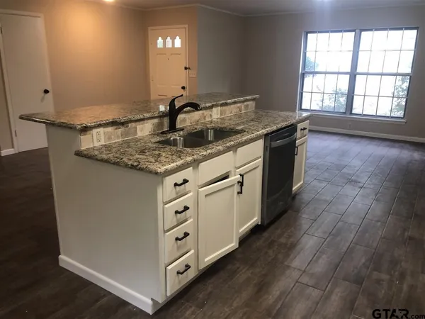 $1,700 | 3001 South Robertson Avenue, Tyler, TX 75701