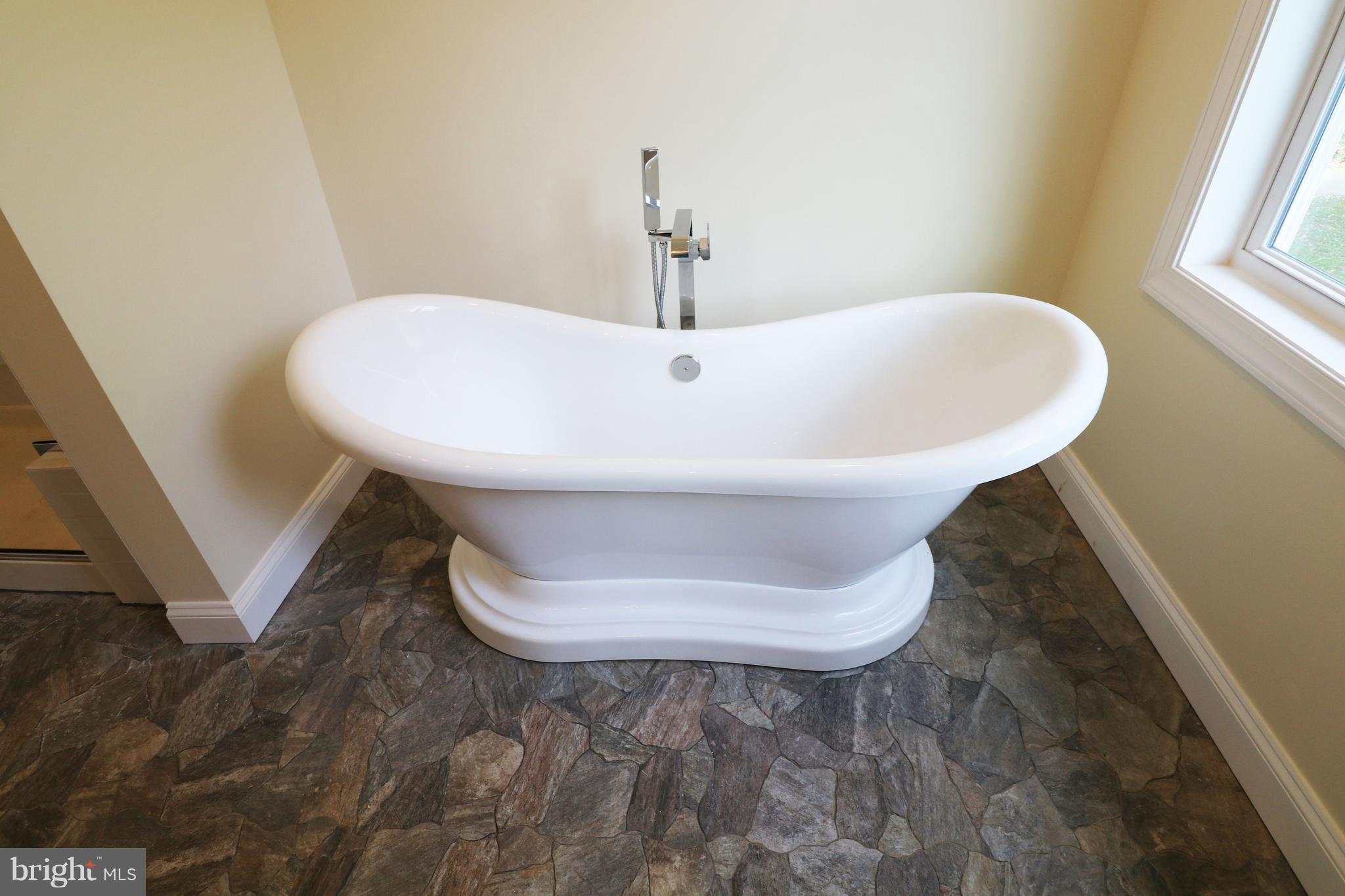 1641 Colbert Road Annapolis, MD 21409 - Photo 29 of 31 SOAKING TUB