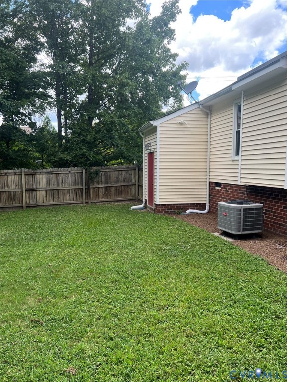 9055 Castle Point Road Glen Allen, VA 23060 - Photo 19 of 19 a backyard of a house with lots of green space