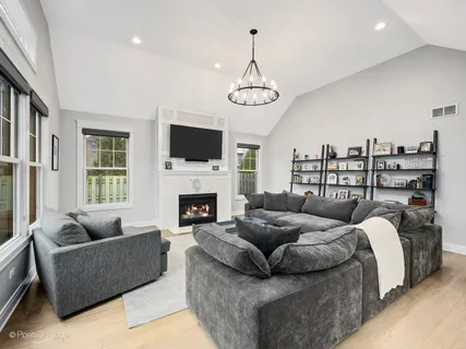 $1,750,000 | 911 Echo Lane, Glenview, IL 60025