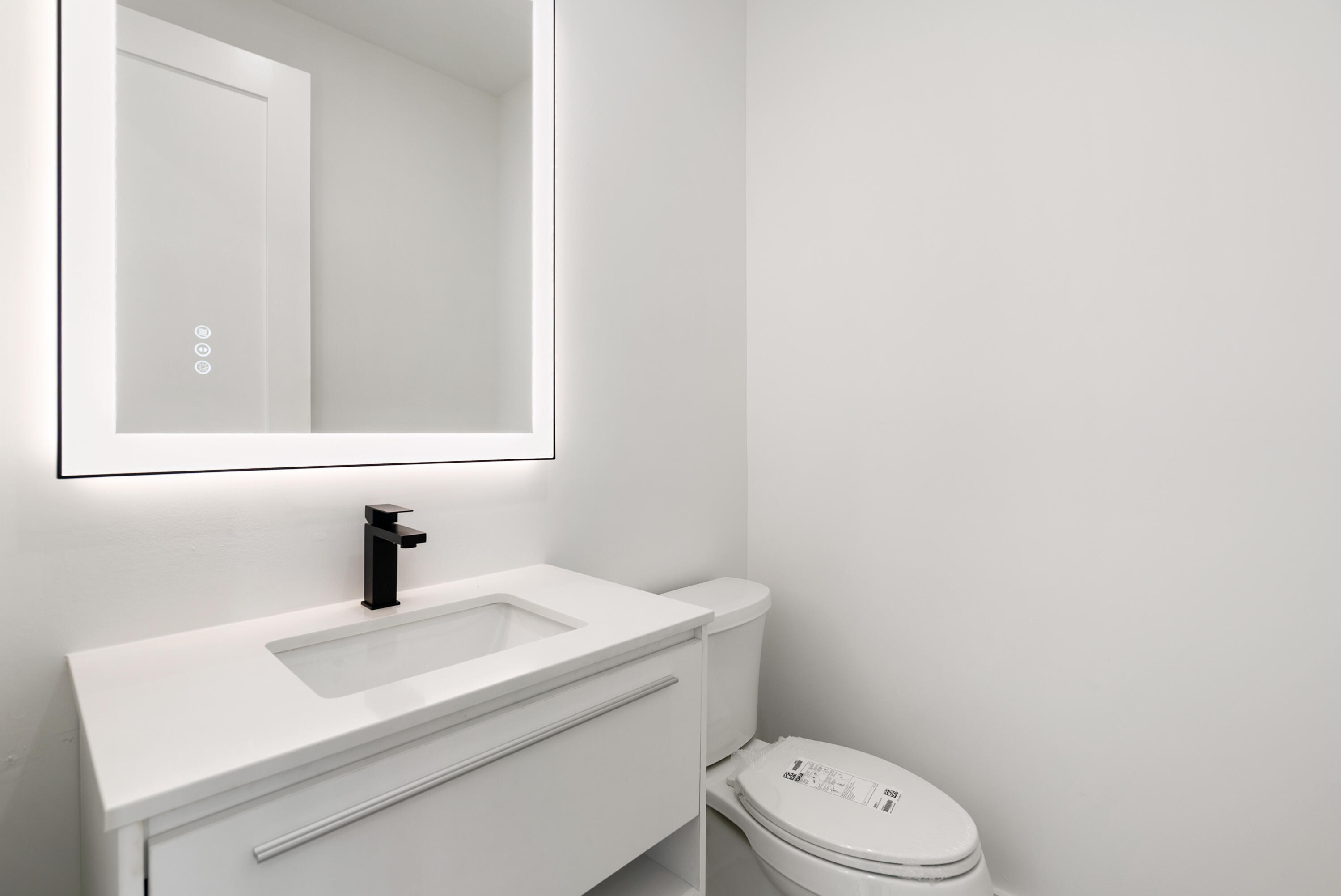 27 Ocean Drive Key Largo, FL 33037 - Photo 14 of 61 a bathroom with a toilet a sink and mirror