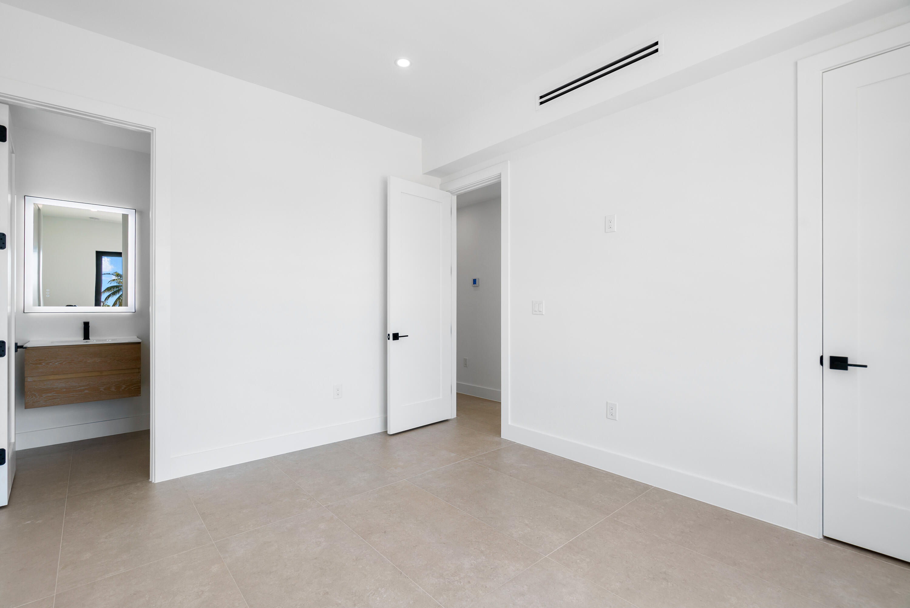 27 Ocean Drive Key Largo, FL 33037 - Photo 21 of 61 a view of an empty room