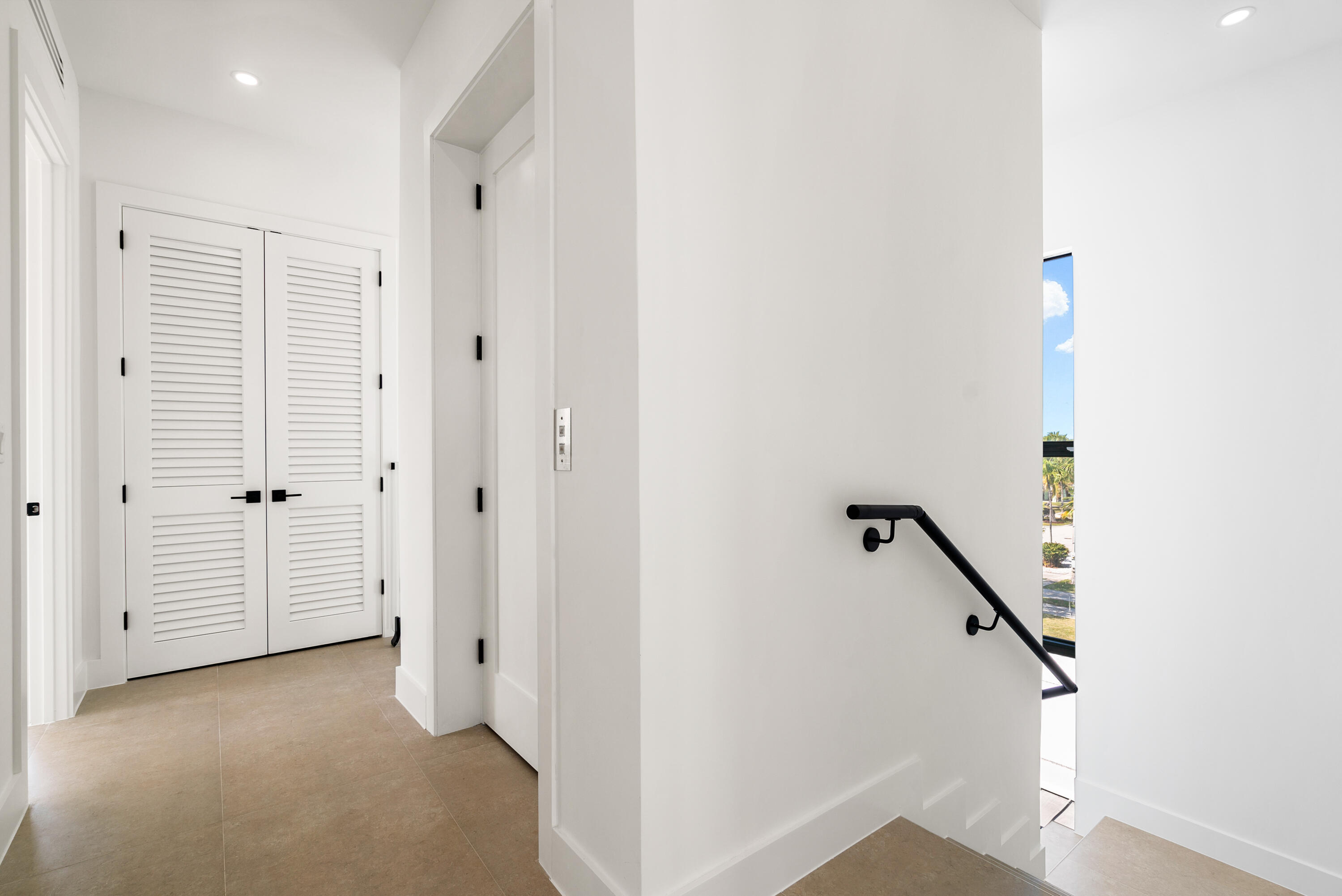 27 Ocean Drive Key Largo, FL 33037 - Photo 24 of 61 a view of a hallway with entryway