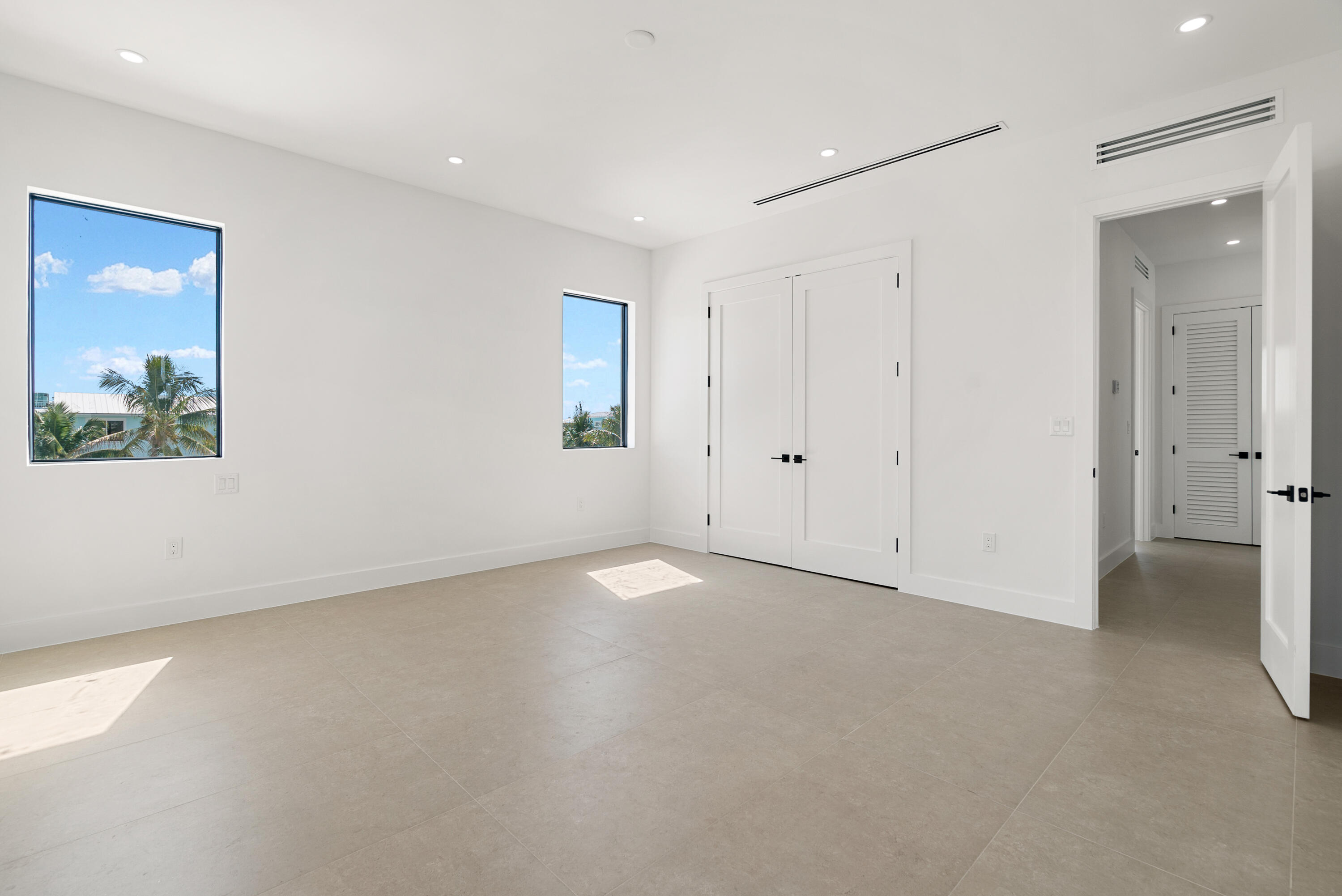 27 Ocean Drive Key Largo, FL 33037 - Photo 31 of 61 an empty room with a natural light