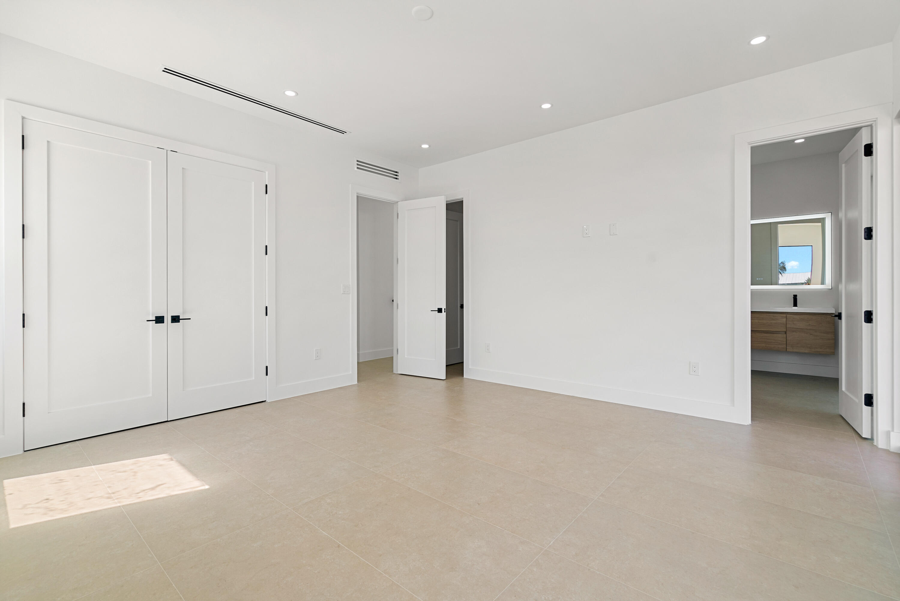 27 Ocean Drive Key Largo, FL 33037 - Photo 32 of 61 a view of an empty room