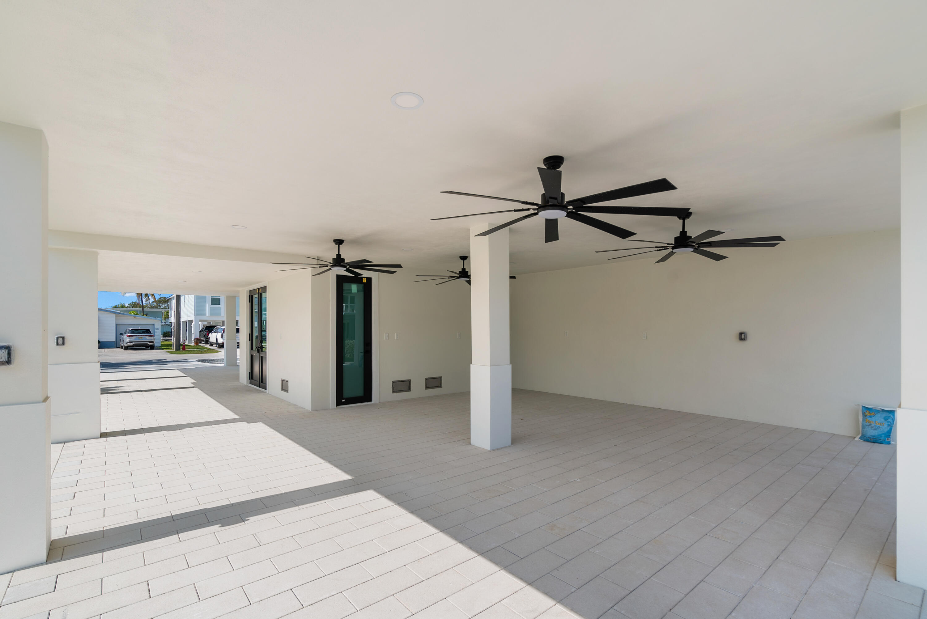 27 Ocean Drive Key Largo, FL 33037 - Photo 39 of 61 a view of a living room