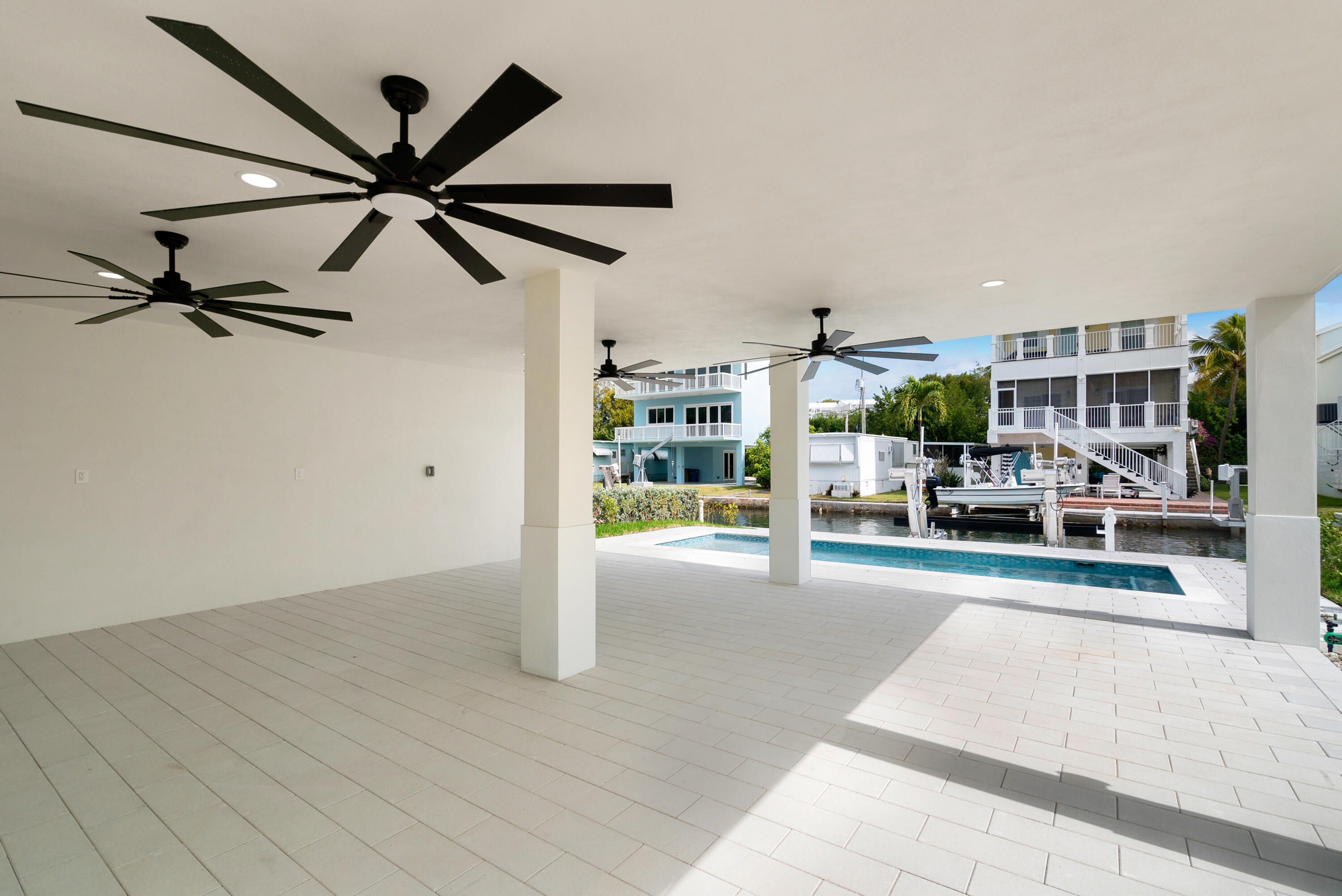 27 Ocean Drive Key Largo, FL 33037 - Photo 40 of 61 a view of a livingroom with furniture and a ceiling fan