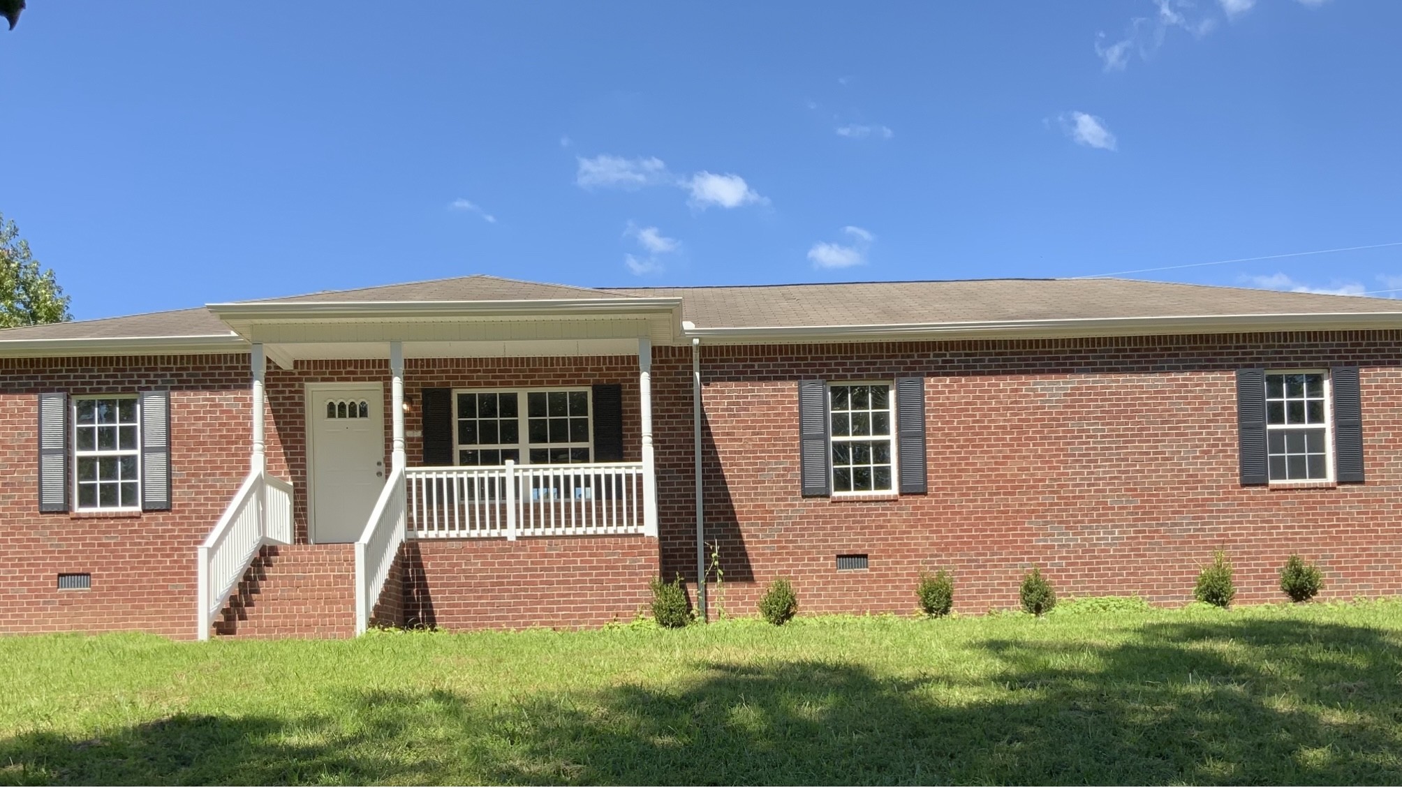 6190 Dewey Carr Road Bethpage, TN 37022 - Photo 3 of 37 front view of a house with a yard