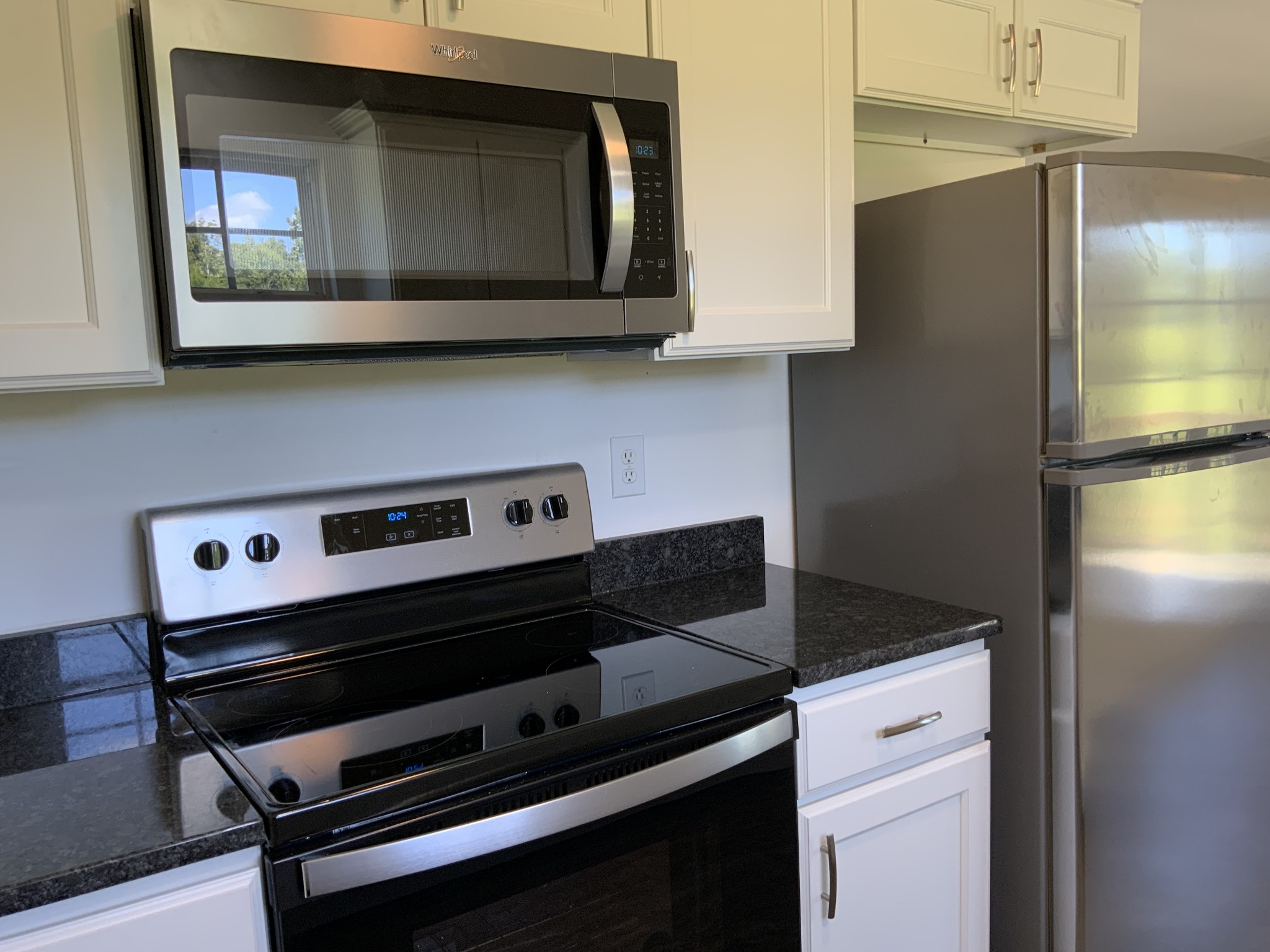 6190 Dewey Carr Road Bethpage, TN 37022 - Photo 8 of 37 a kitchen with appliances and cabinets