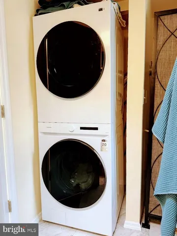 a close up view of a washer and dryer
