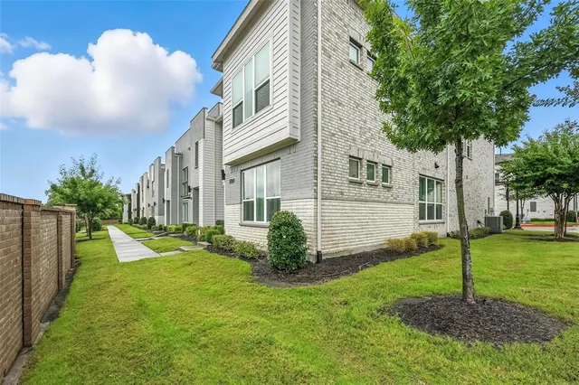 a view of a house with backyard