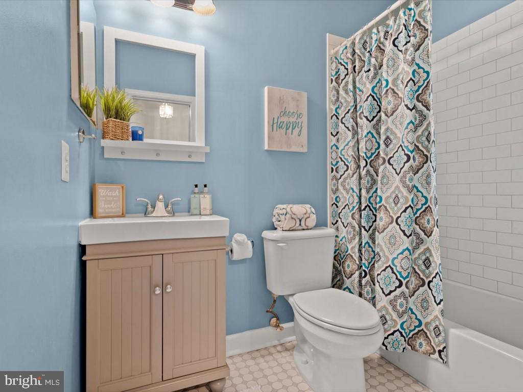 123 Rivanna Terrace Southwest Leesburg, VA 20175 - Photo 26 of 53 Renovated 2nd full bath w/custom tile, tub/shower