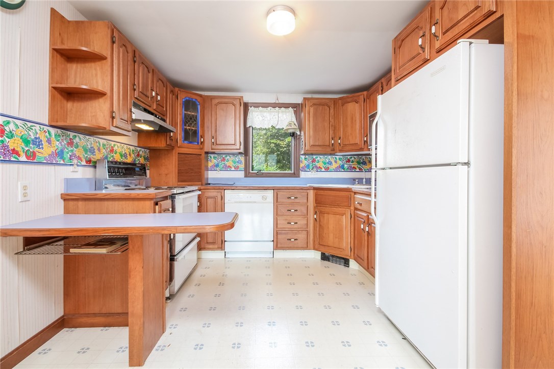 111 East Shore Road Narragansett, RI 02882 - Photo 11 of 26