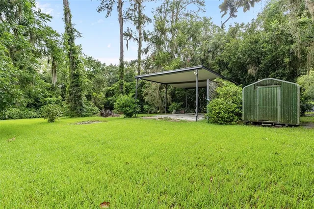 a view of a yard with a house