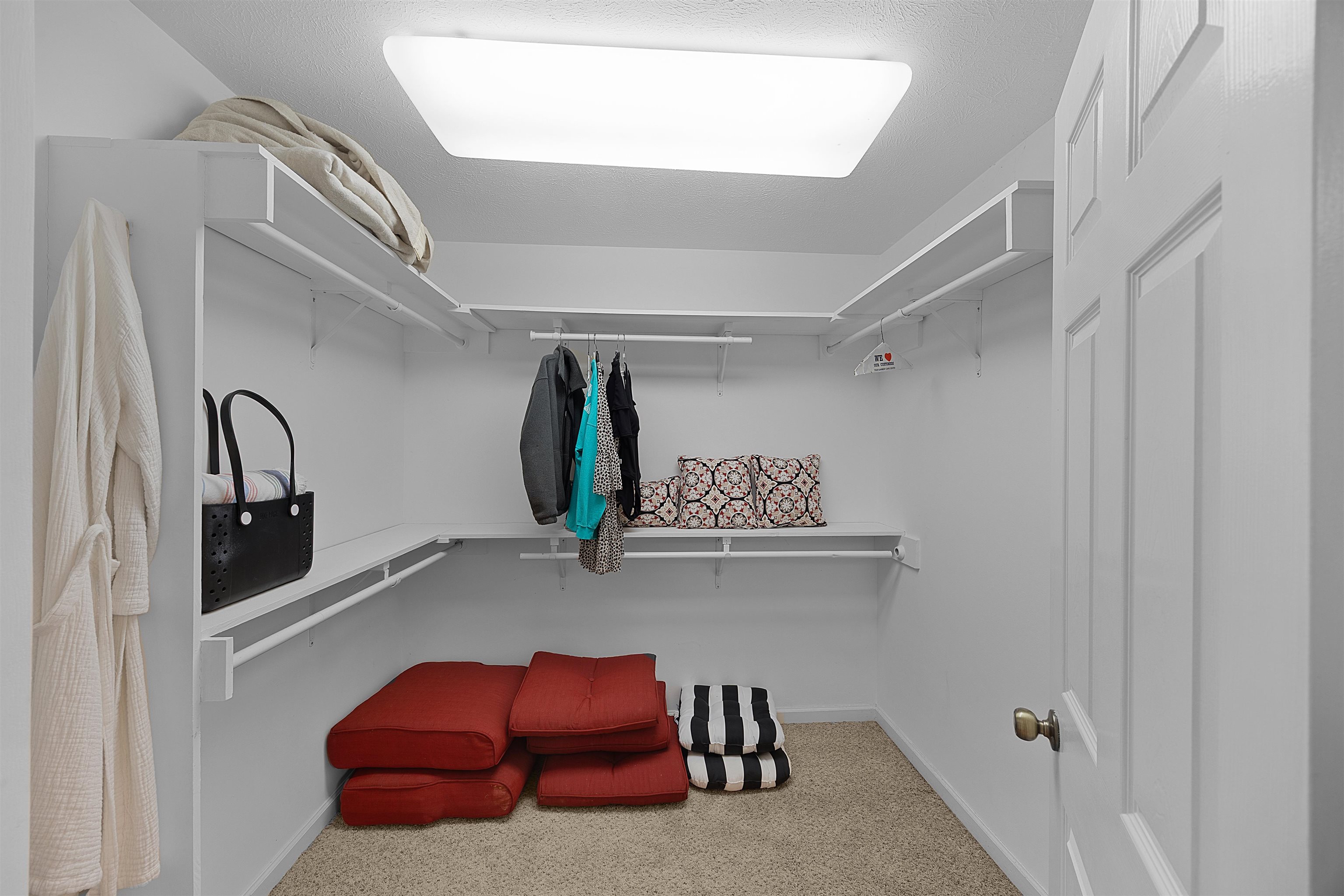 28 County Road 18 Iuka, MS 38852 - Photo 13 of 39 a living room with furniture