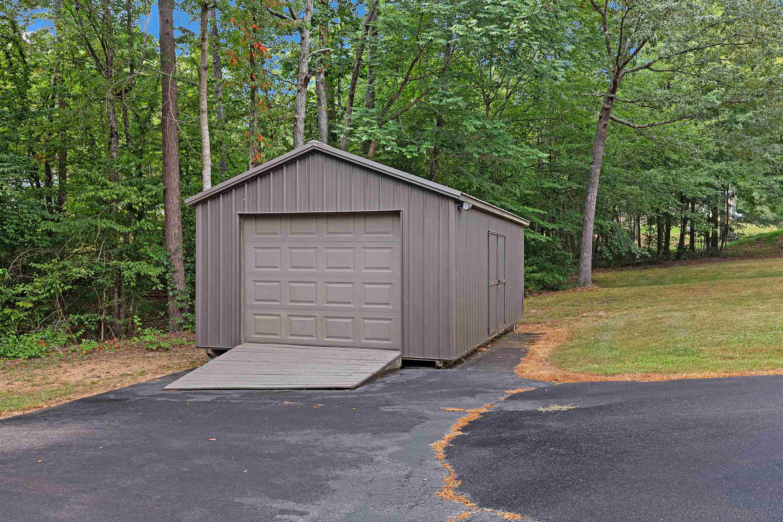 28 County Road 18 Iuka, MS 38852 - Photo 33 of 39 a front view of house with yard and trees