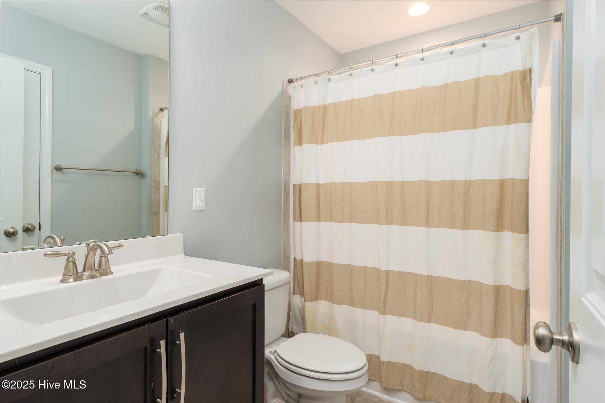 622 High Tide Drive Holly Ridge, NC 28445 - Photo 28 of 61 Upstairs Hall Bathroom