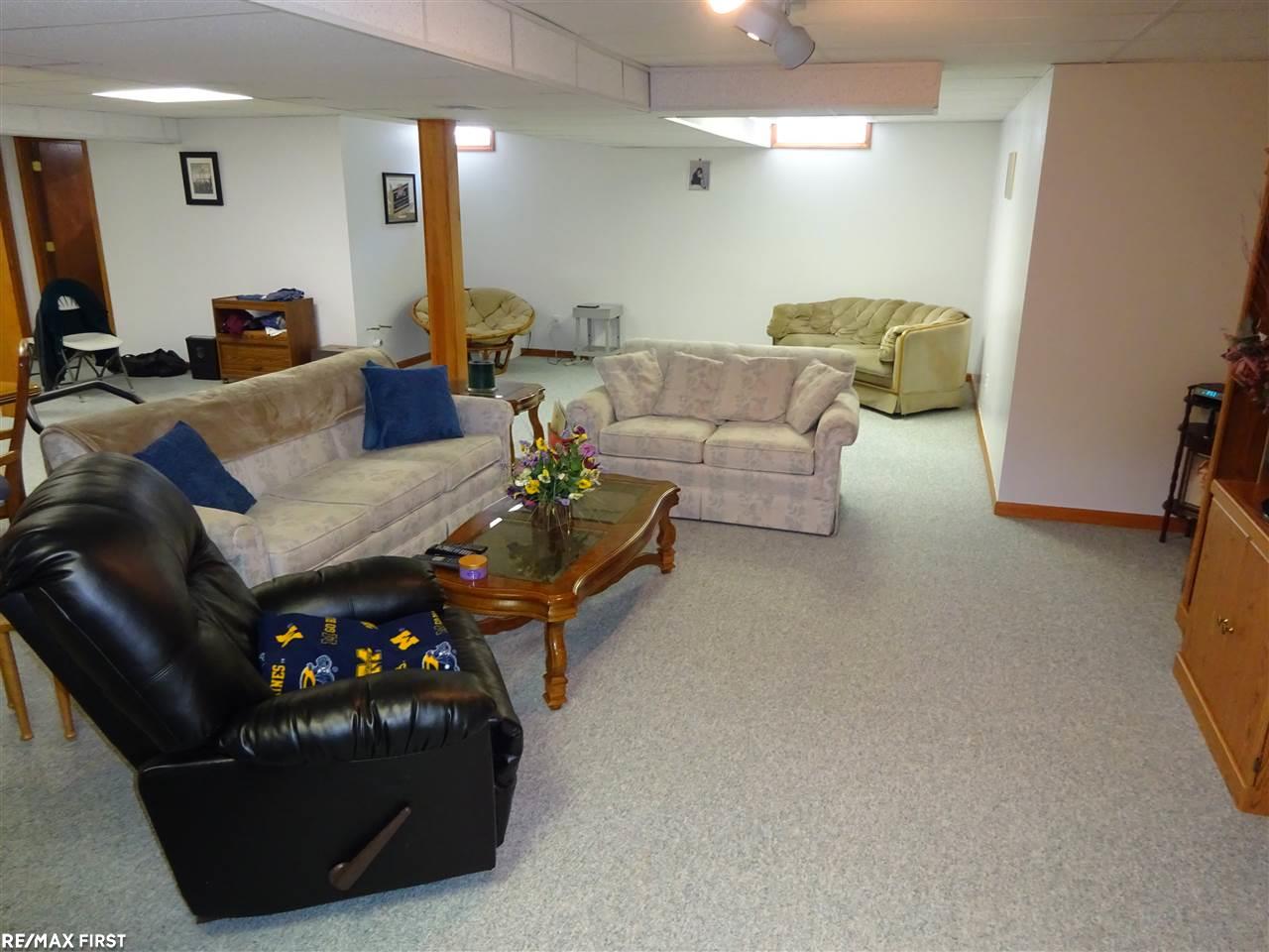 896 Grovecrest Rochester Hills, MI 48307 - Photo 32 of 43