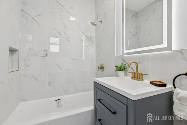 $1,150,000 | 239 Suttons Lane, Edison, NJ 08817