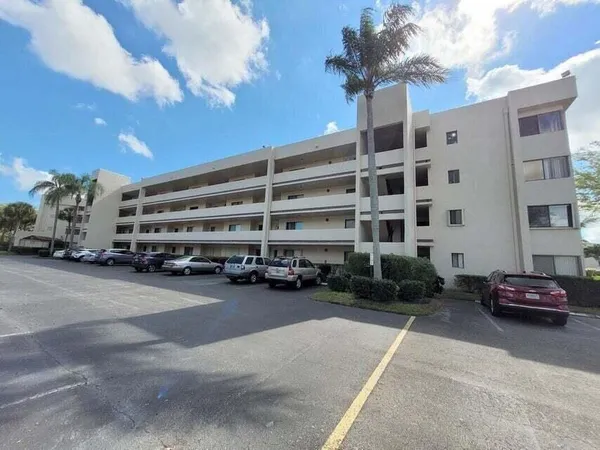 $1,550 | 3154 Via Poinciana, Unit 214, Lake Worth, FL 33467