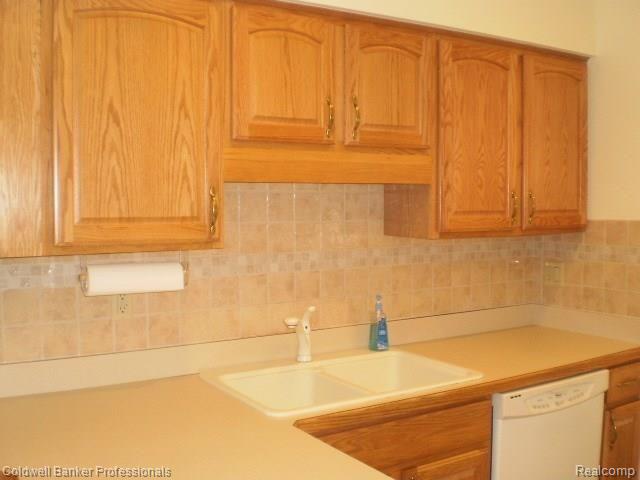 81 Manor Way, Unit 42 Rochester, MI 48309 - Photo 5 of 34 P6181026.JPG