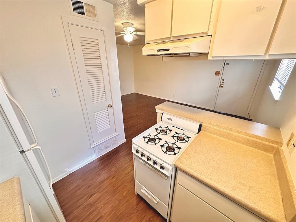 4204 Speedway, Unit 105 Austin, TX 78751 - Photo 6 of 13 a kitchen with a stove and a refrigerator
