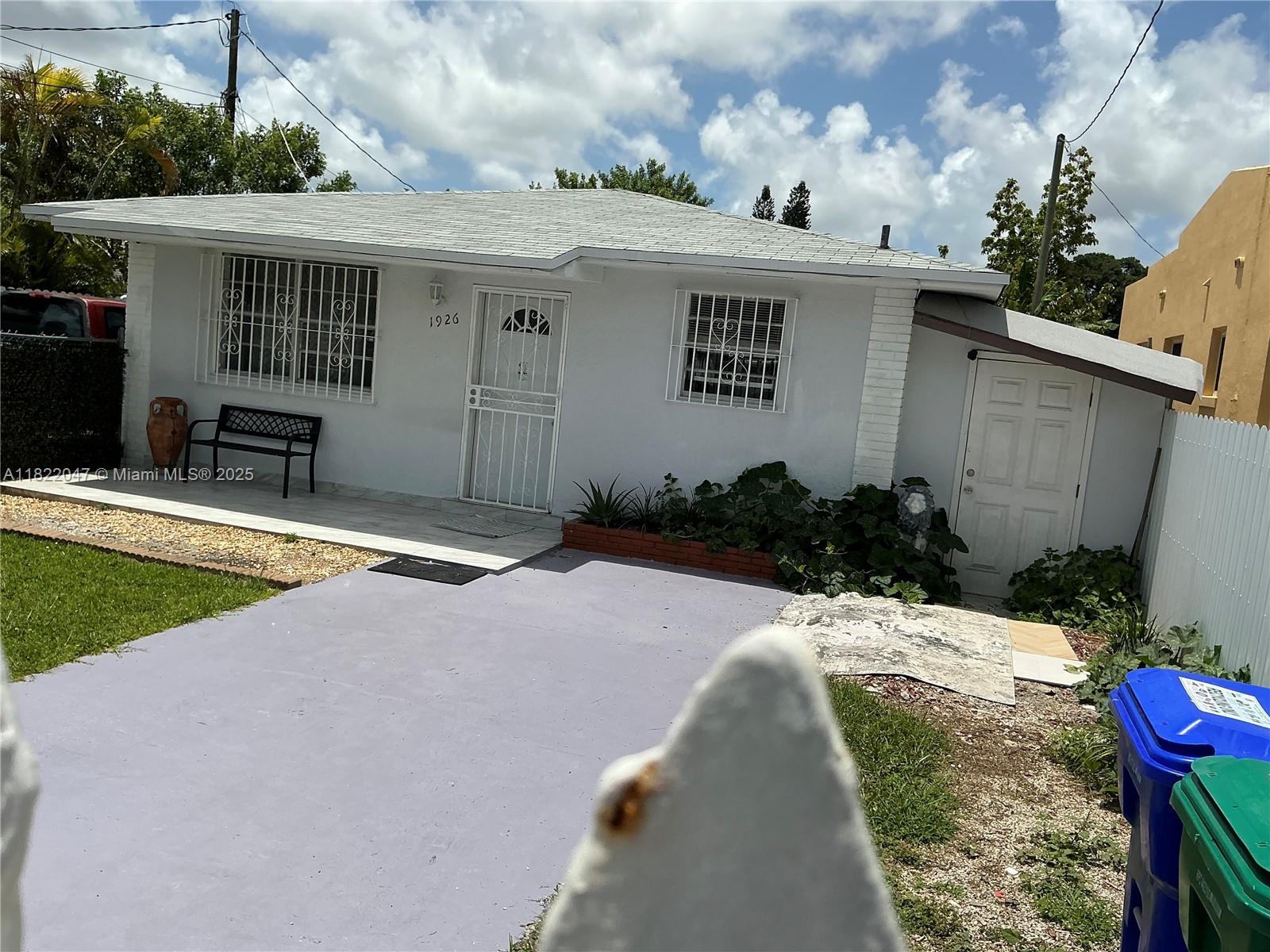 a view of a house with backyard