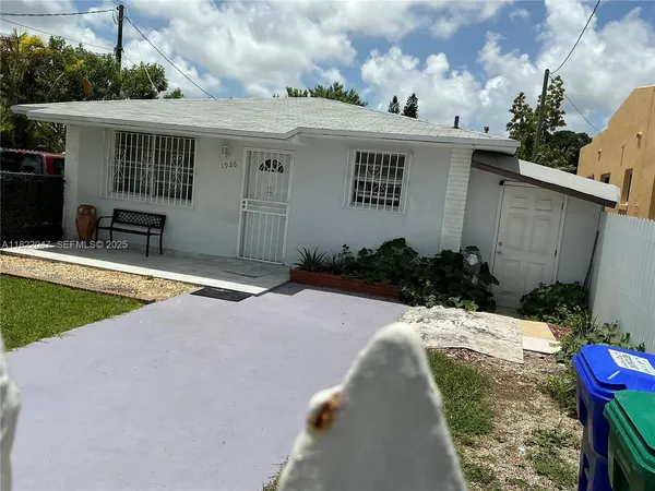 a view of a house with backyard