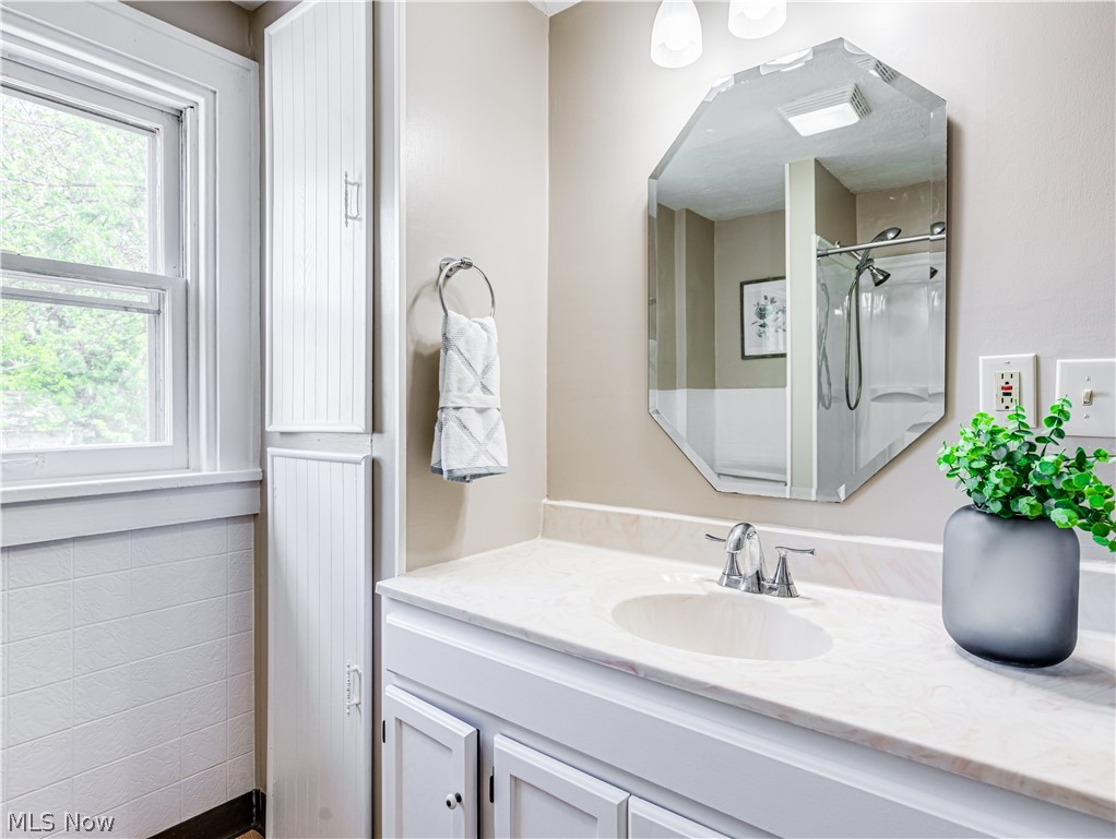 377 East Wilbeth Road Akron, OH 44301 - Photo 18 of 25 Bathroom with vanity
