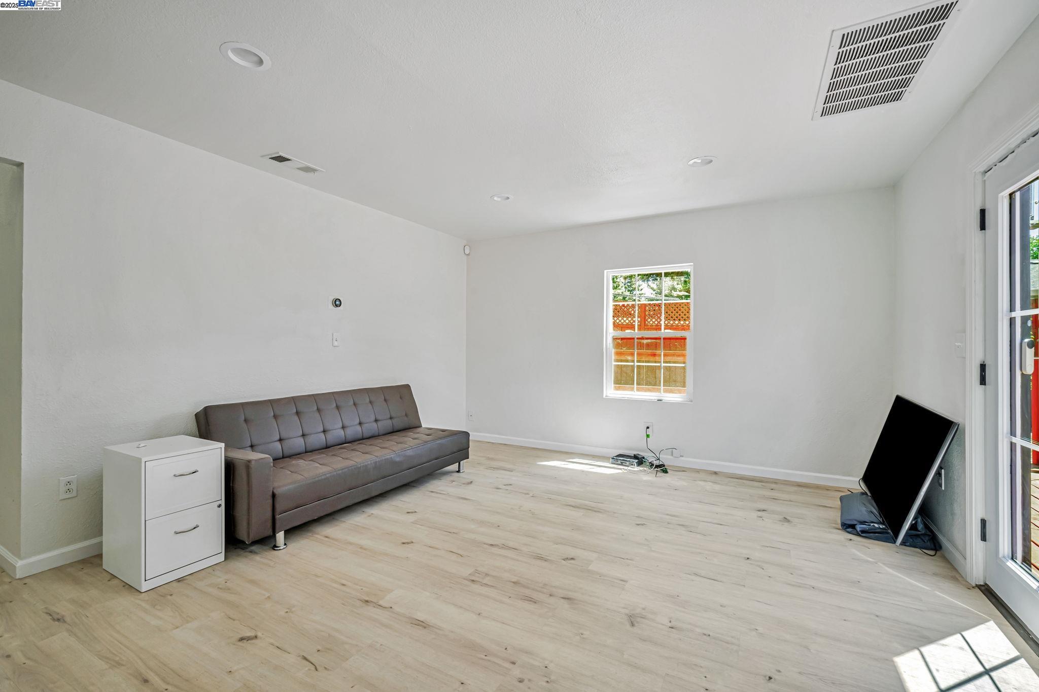 3920 Gravenstein Highway South Sebastopol, CA 95472 - Photo 8 of 48 a living room with furniture