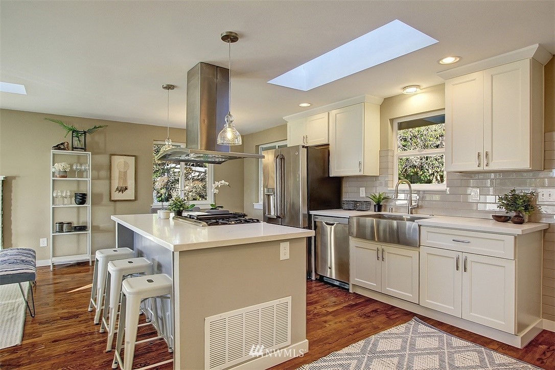 8711 200th Street Southwest Edmonds, WA 98026 - Photo 8 of 40 Gallery Image 8