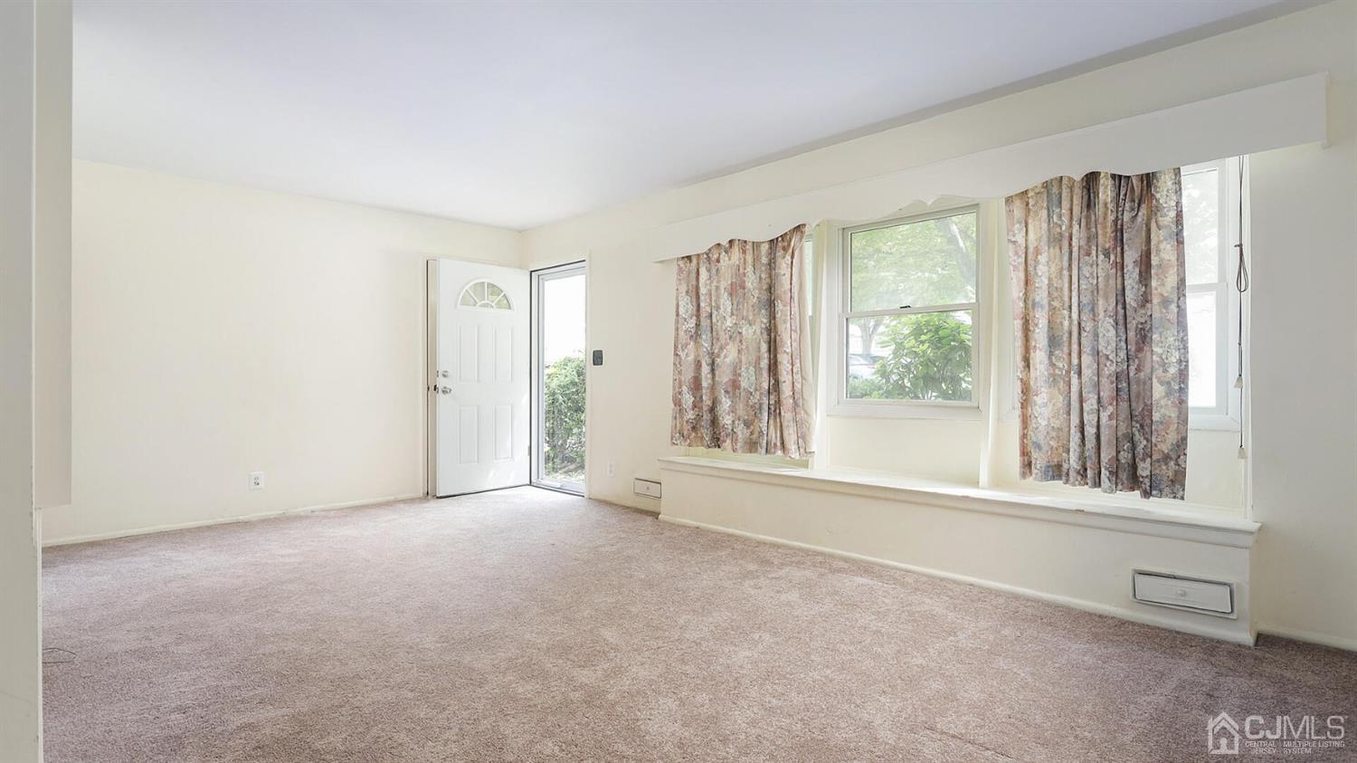 379 Dukes Road Colonia, NJ 07067 - Photo 4 of 20 Gallery Image 4
