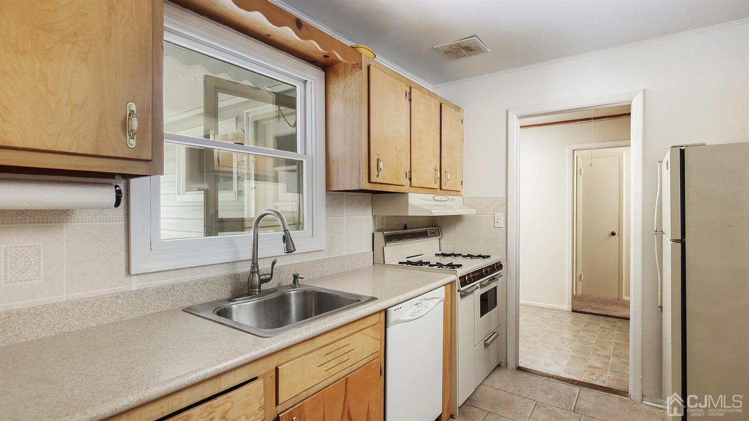 379 Dukes Road Colonia, NJ 07067 - Photo 8 of 20 Gallery Image 8